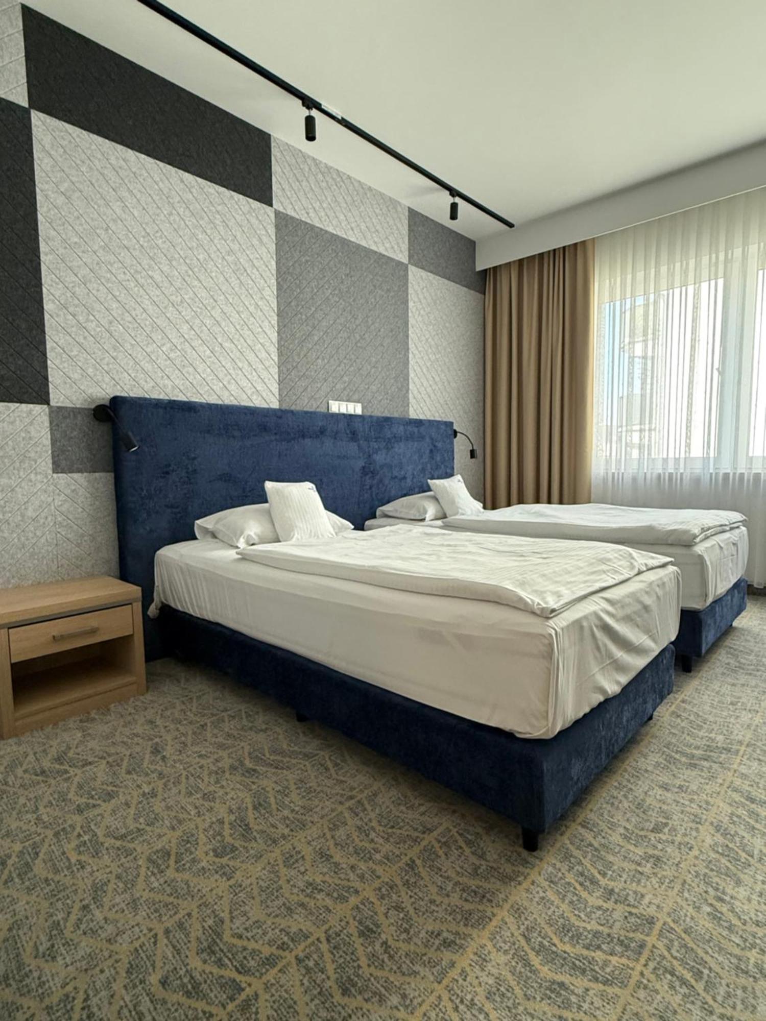 Grape Town Hotel - Park79 Зелёна-Гура Экстерьер фото
